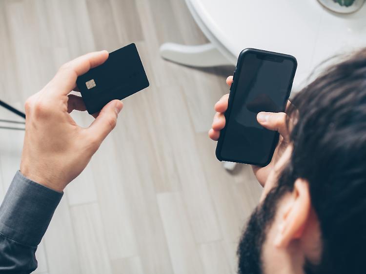 Compra un telefonino online, ma è una truffa