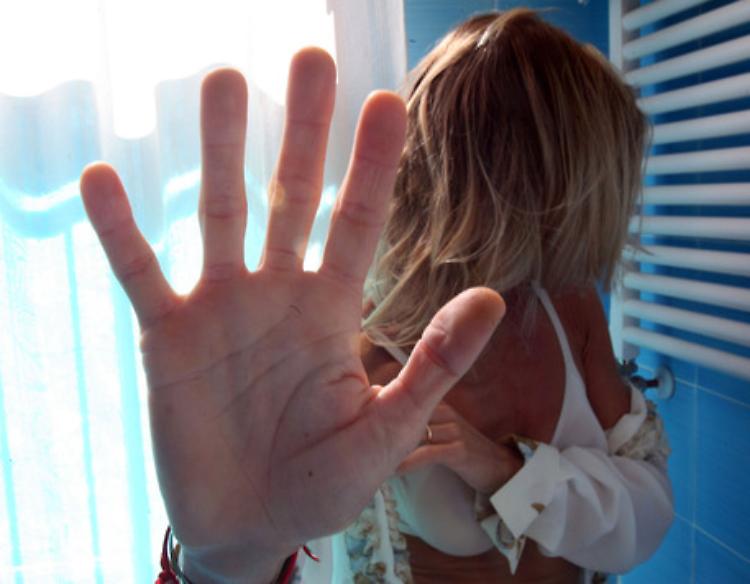 Calci, pugni e schiaffi alla moglie sotto l'effetto dell'alcol: 35enne denunciato
