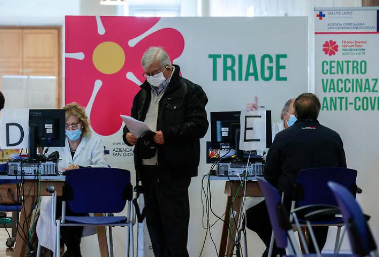 Cento milioni dosi fatte in Italia, l'88% almeno con una