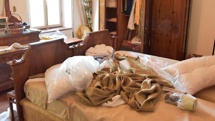 "Quest'uomo è stato qui? È un truffatore". Poi i finti agenti fanno razzia
