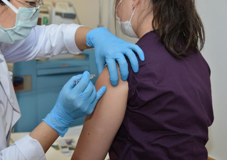 Covid, bambini e vaccinazioni: Bertolaso risponde in diretta ai dubbi