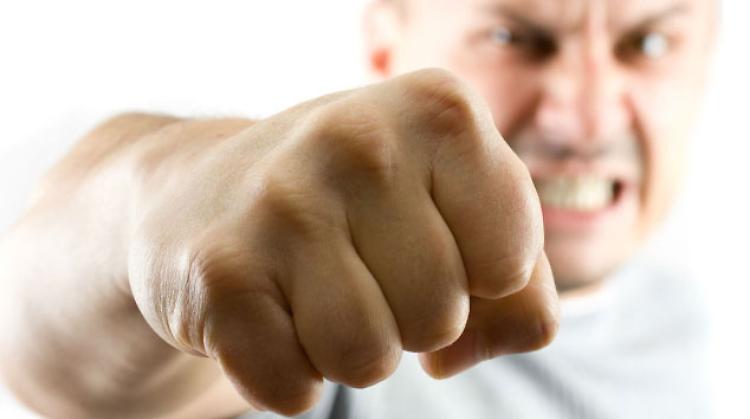 Pugni in faccia e via il portafogli:  ventenne aggredito