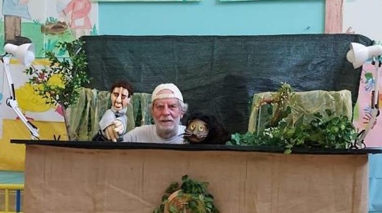 Paolino sconfigge Plasticone: i burattini sono "ecologisti"