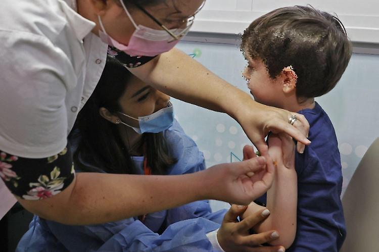 Vaccini: in Lombardia raggiunte 64mila prenotazioni Under 12