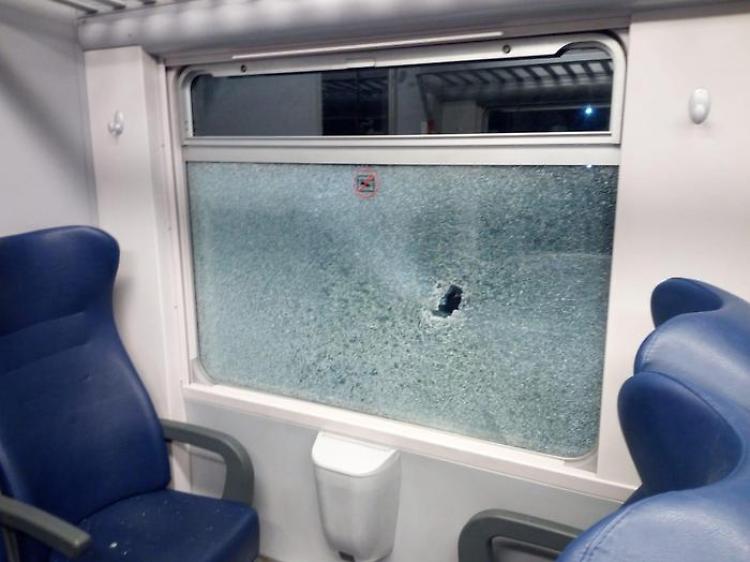 Treno vandalizzato, pendolari a piedi