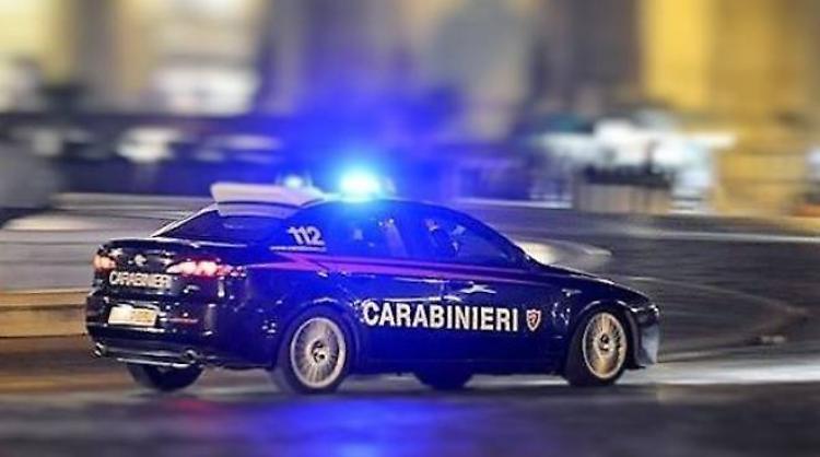 Fugge all’alt dei carabinieri e si schianta contro un cancello: 51enne denunciato