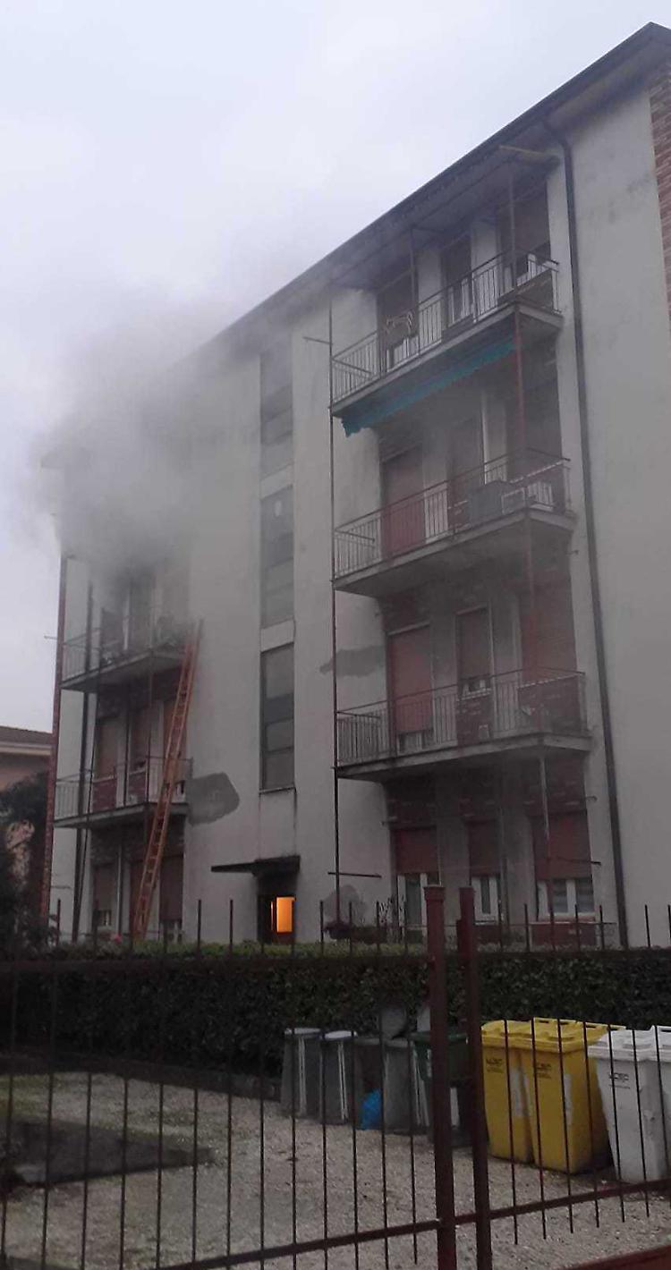 Appartamento di via Mirandola in fiamme il giorno di Natale