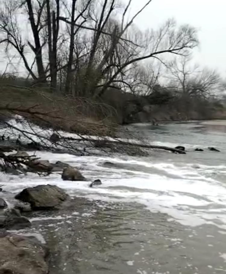 Schiuma bianca e cattivo odore,  la patina dispersa nel fiume Serio