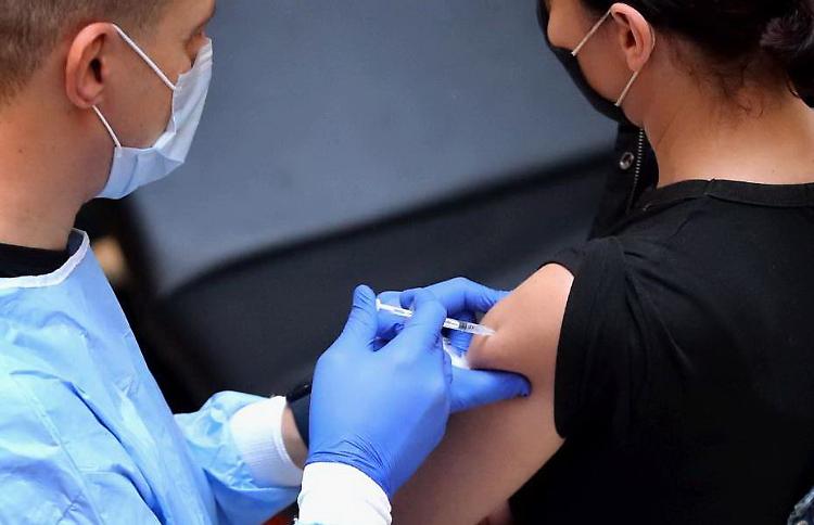 Covid, in Lombardia 17.332 contagi: muovo record da inizio pandemia