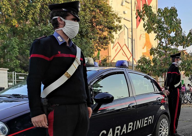 Arrestato con eroina e coca,  evade da casa: ricercato