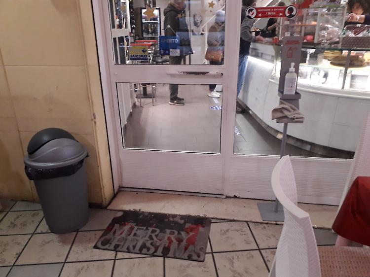 Razzia dei ladri al Lady Cafè, bottino scarso ma danni ingenti