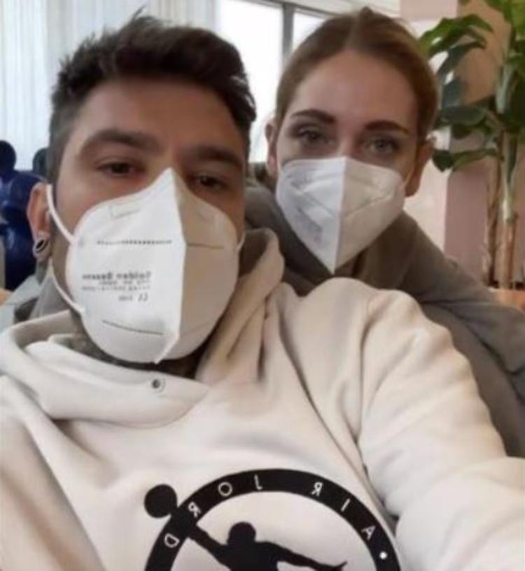 Chiara Ferragni e Fedez sui social: "Siamo positivi al Covid"