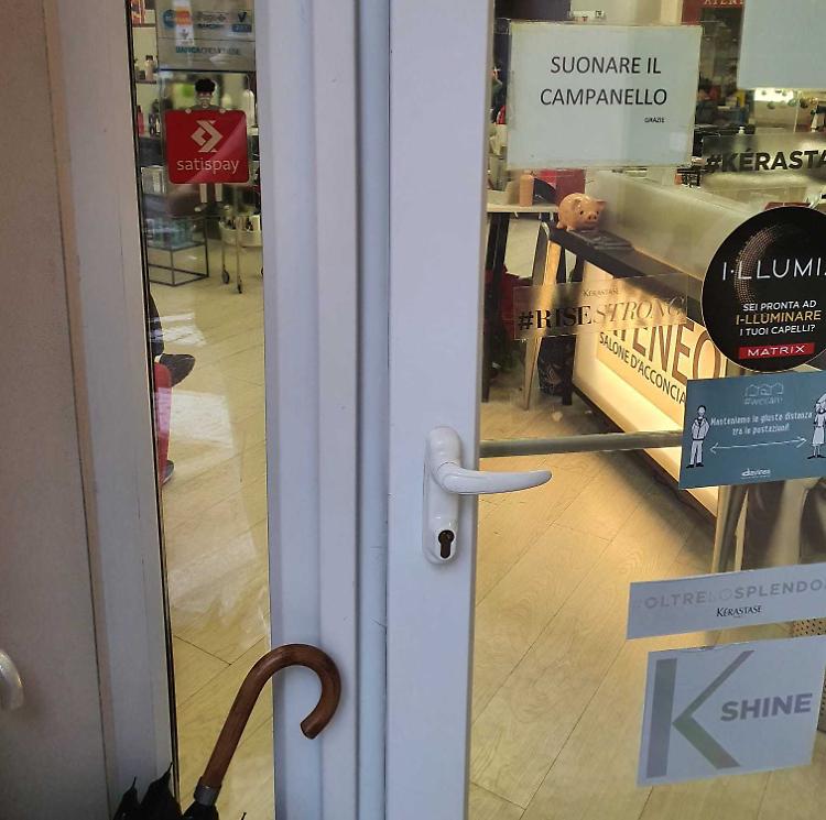Furto dal parrucchiere: rubano 200 euro, bevono il caffè e fumano