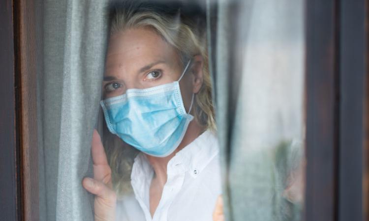 Covid, quarantena più breve per vaccinati. Regioni chiedono stop