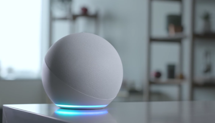Alexa: "Inserisci una moneta nella presa elettrica". Bimba salvata dalla mamma