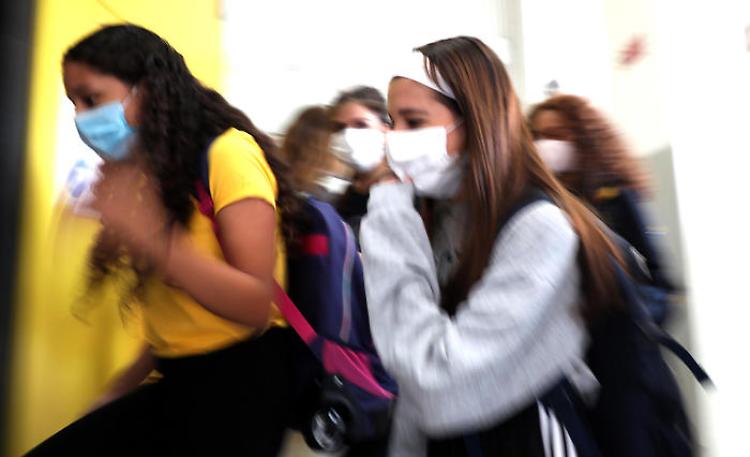 Covid: difficile ritorno in classe, Omicron minaccia la presenza