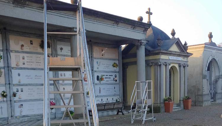 Le scale del cimitero come i carrelli del supermarket