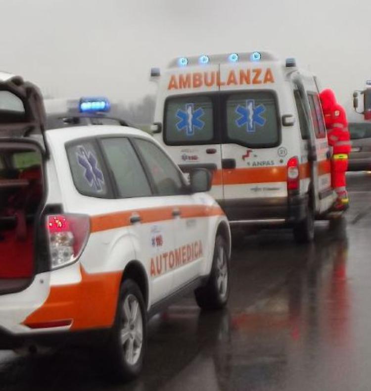 Scontro tra due auto: cinque feriti, coinvolti anche tre bambini