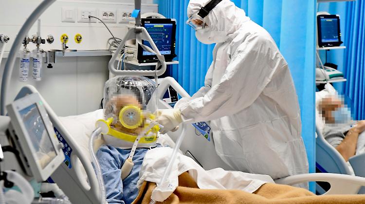 Covid in Lombardia: posti letto stabili in terapia intensiva, in crescita nei reparti di area medica