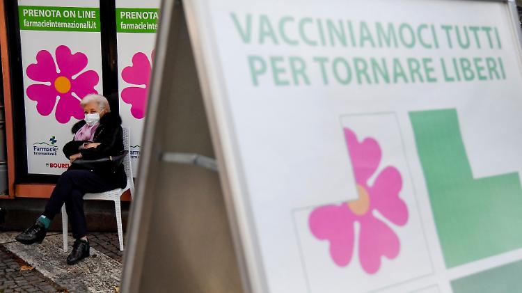Vaccino obbligatorio per gli over 50: "Così non basta"
