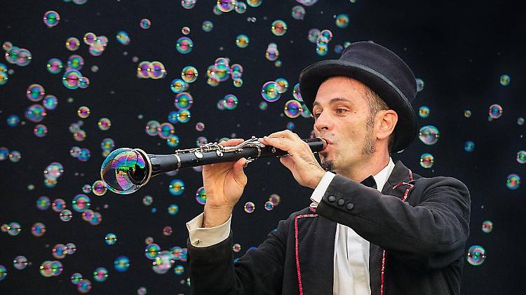 Annullato lo spettacolo 'Ouverture des Saponettes. Un concerto per bolle di sapone'