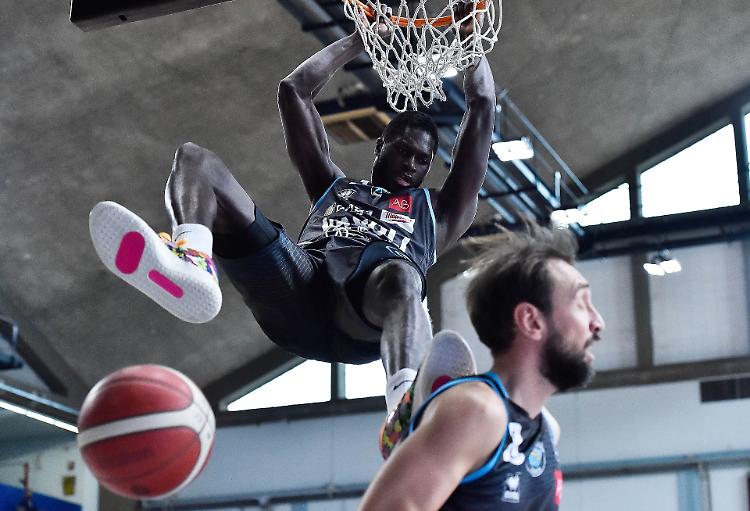 Vanoli, fine di un incubo: Sassari cede al PalaRadi (89-80)