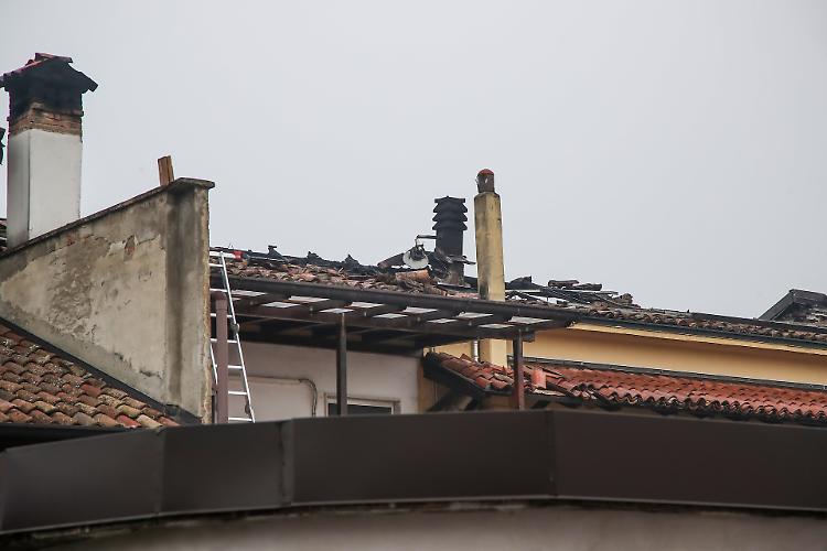 Casa a fuoco, sei ore di intervento per domare le fiamme