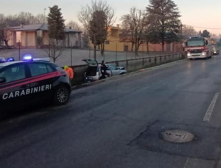 Esce di strada con l'auto, la conducente in ospedale con l'elisoccorso