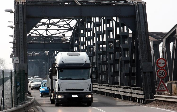 Camion fuorilegge sul ponte: 18 multe al giorno