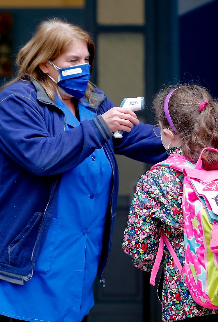 Il Covid chiude le elementari di Sesto: 200 alunni a casa