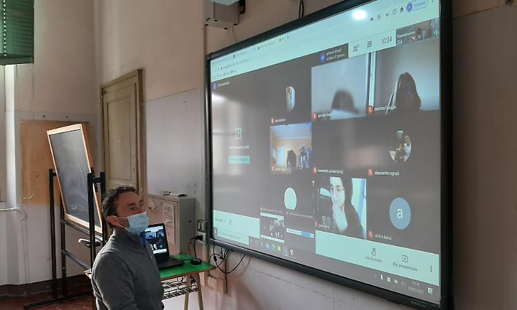 Covid, all'Einaudi 25 prof assenti. Ora le famiglie vogliono la Dad