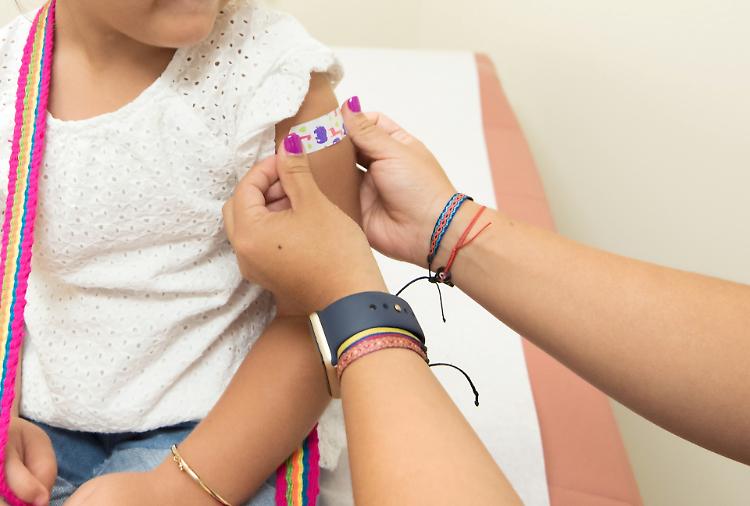 Covid, vaccinazioni di minorenni: l'accompagnatore deve essere delegato