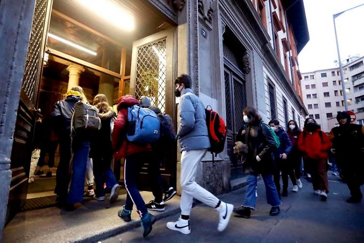 Covid, in Lombardia 5.415 classi in quarantena