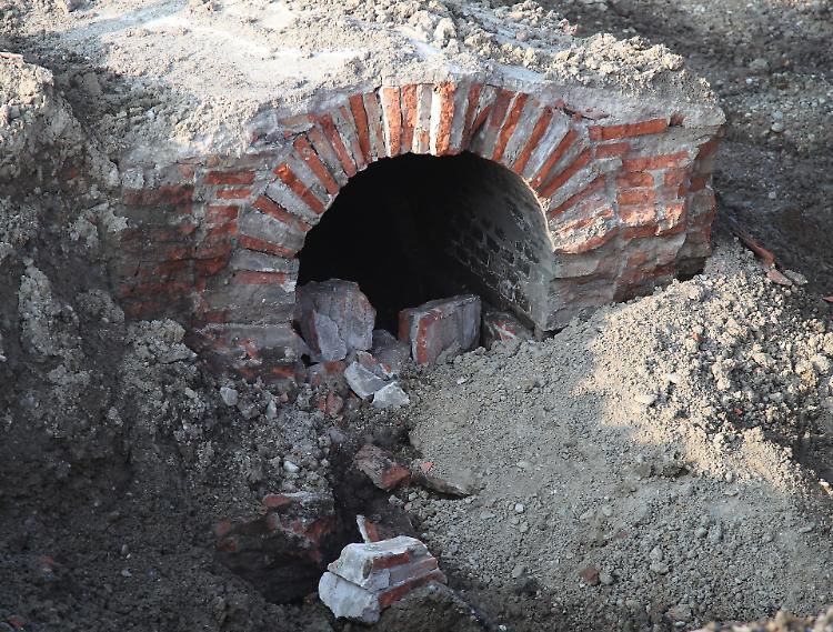 Cantiere del sottopasso: dagli scavi affiora un tunnel
