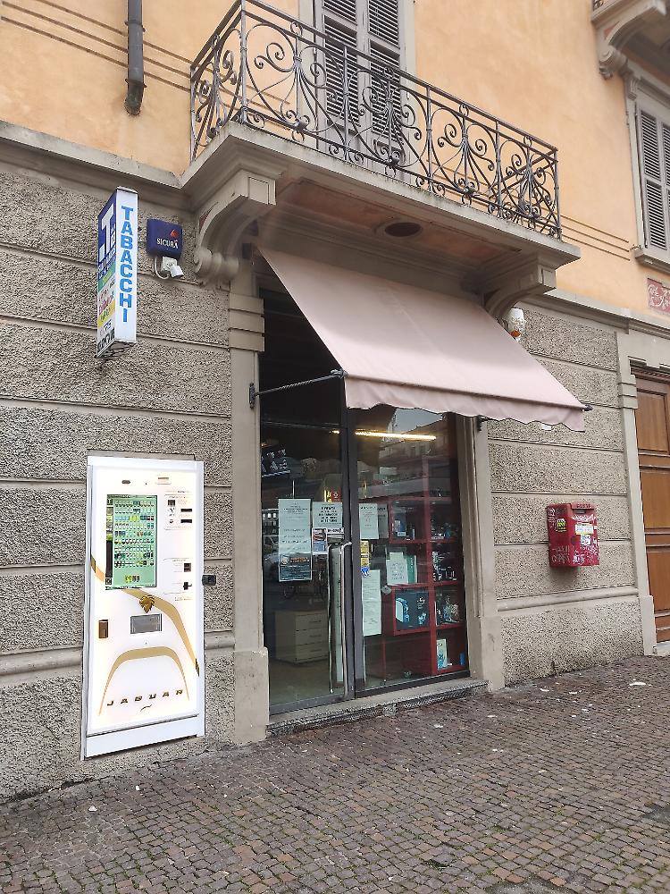Crema, maxi furto alla tabaccheria Fax 13 di piazza Giovanni XXIII