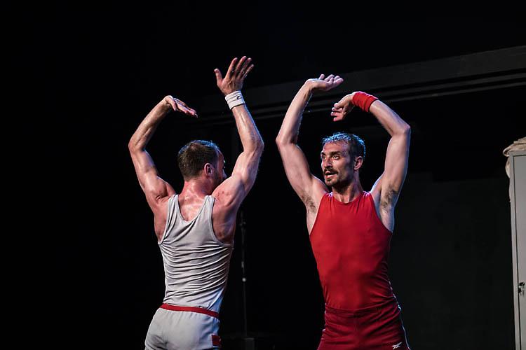Teatro: "Un Poyo Rojo" un mix esplosivo di teatro, danza, acrobatica, sport