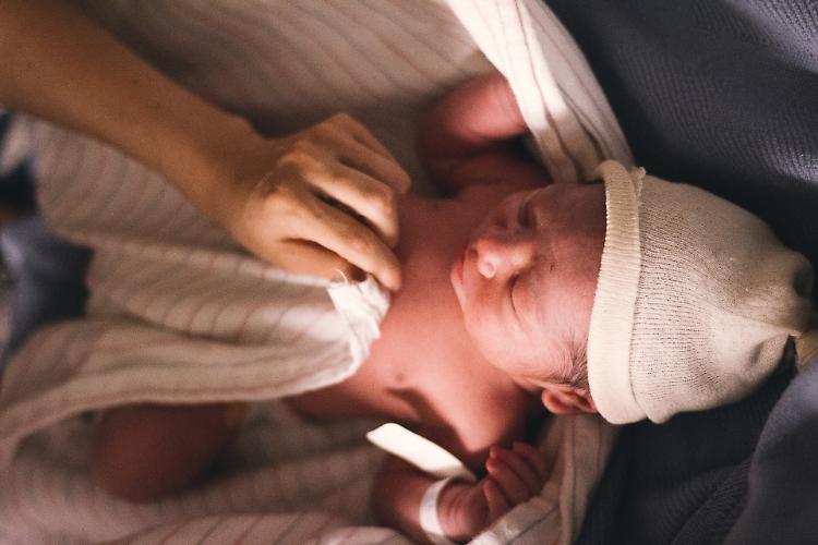 Scambio in culla a Brescia: per sei ore si prende cura di una bimba di un'altra mamma
