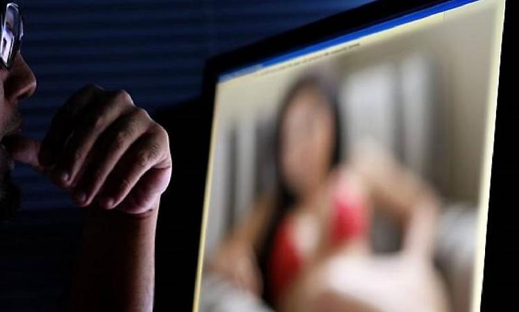 Annuncio erotico sul web con scambio di foto e ricattato: arrestata 22enne