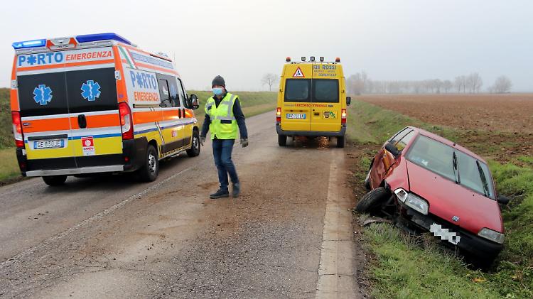 Fuori strada con l'auto, paura per una 83enne