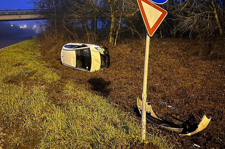 Perde il controllo dell'auto in curva e si ribalta: un ferito