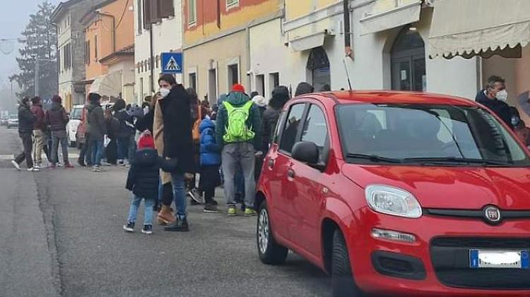 Code e parcheggio selvaggio per i tamponi: "scontro" tra farmacista e sindaco
