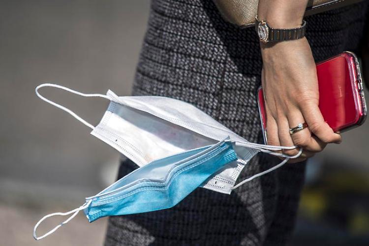 Covid, contagi sempre più giù