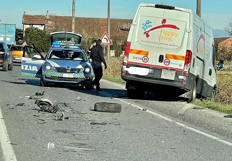 Scontro tra auto e furgone lungo la Paullese, ferite lievi per i conducenti