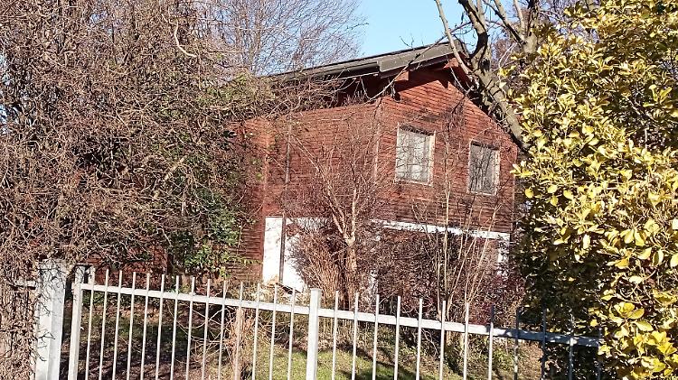 A fuoco la villa in legno: paura nella notte