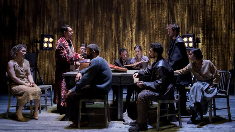 Spettacolo teatrale "When the Rain Stops Falling"
