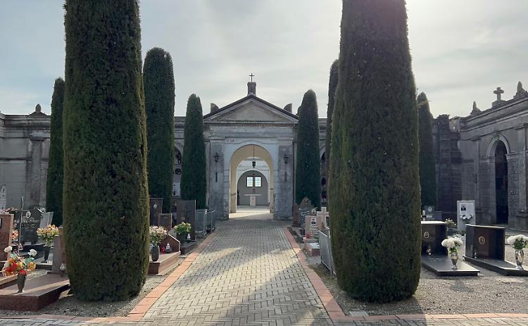 Al cimitero intonaci e bagno pubblico: al via i lavori
