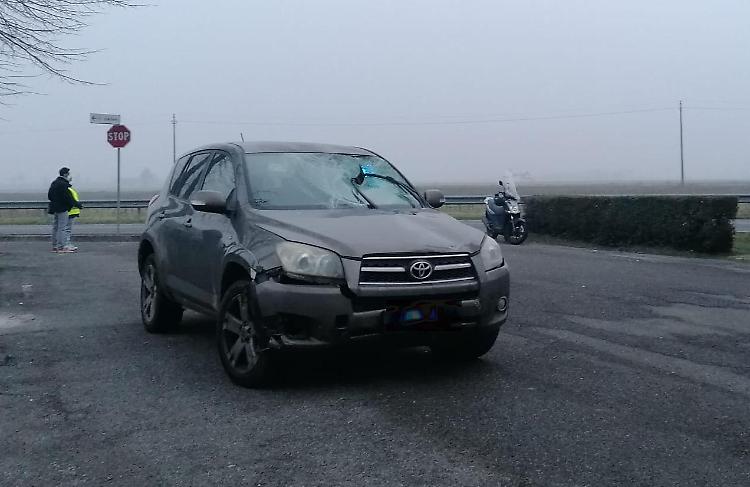 Ciclista investito da un auto, attimi di paura per un 31enne