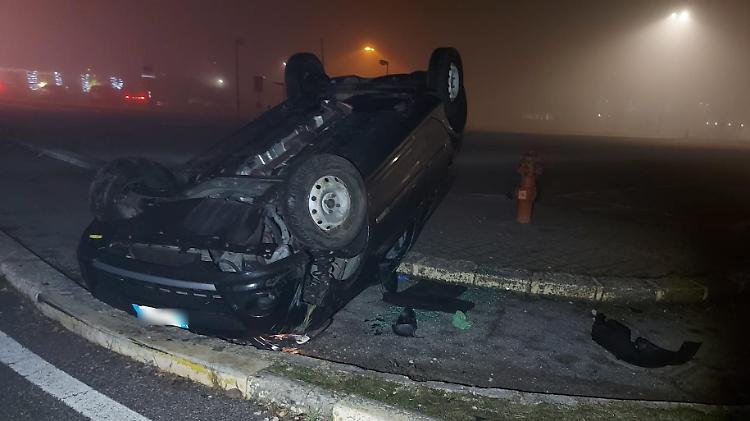 Auto si ribalta nel parcheggio della Tamoil: paura per due ragazze
