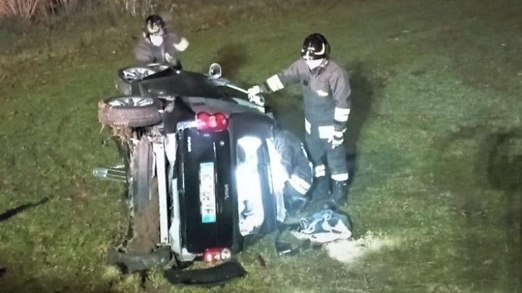 Si ribalta nel campo: 30enne in ospedale sull'eliambulanza