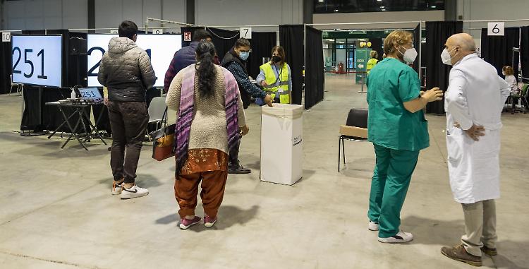 Covid,  open day per il vaccino: ma gli over 50 restano a casa